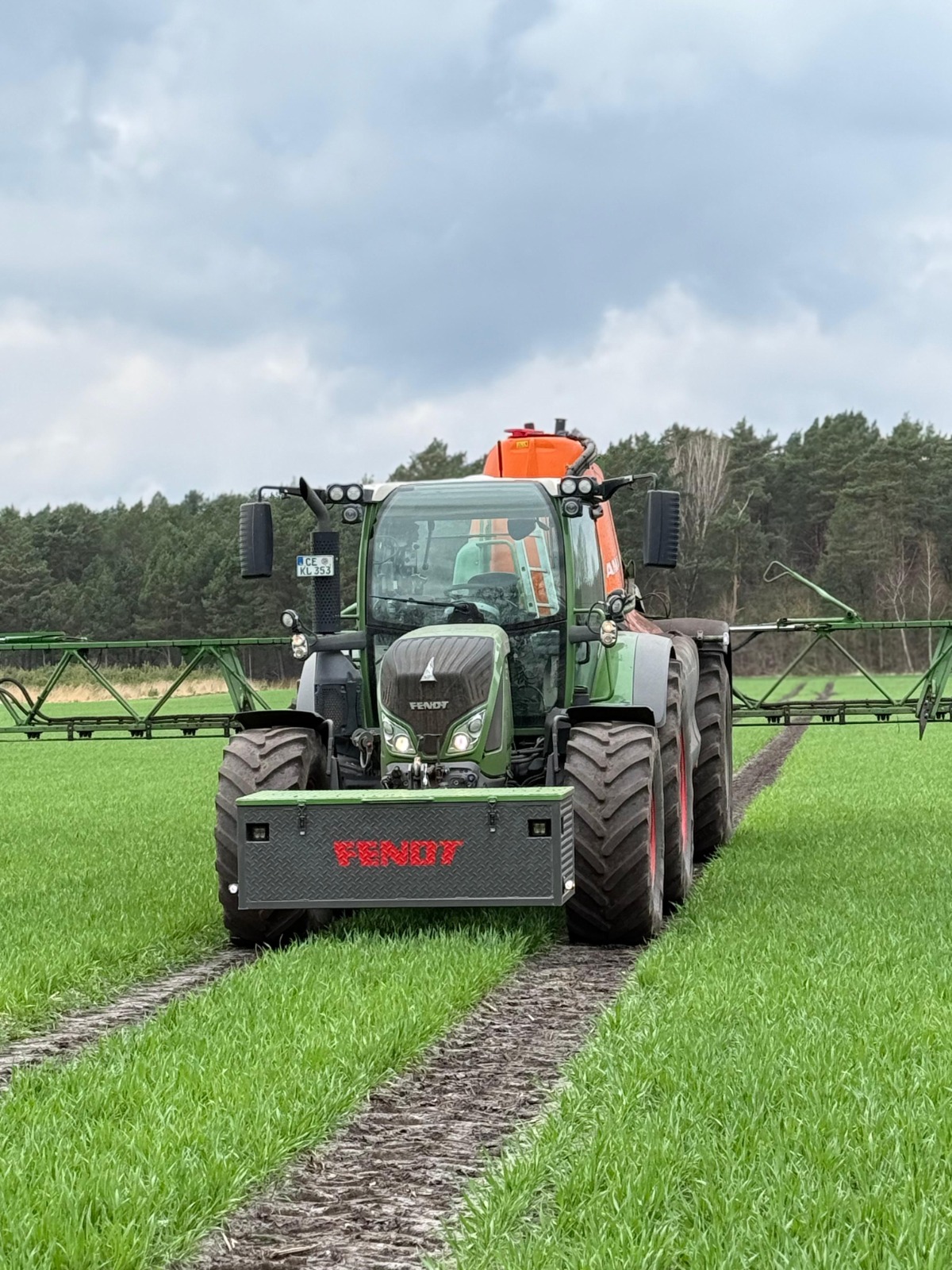 Fendt-Schlepper mit Amazone Pflanzenschutzspritze im Wintergetreide